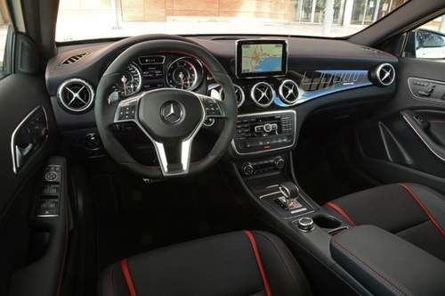 Im Cockpit des GLA 45 AMG gibt es - ganz AMG-typisch - einen Gangwählhebel in der Mittelkonsole