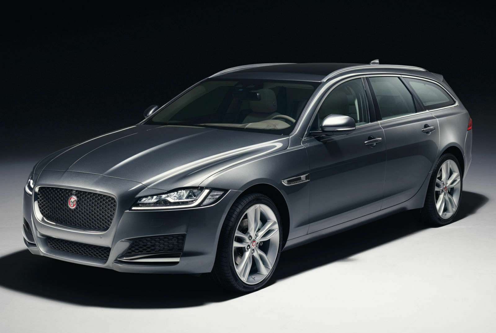 Serienmäßig treibt Jaguar im XF die Hinterachse an