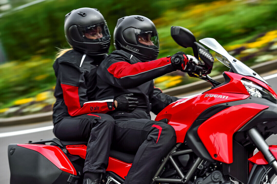 Das Motorrad kann zwei Airbag-Jacken kontrollieren und steuern