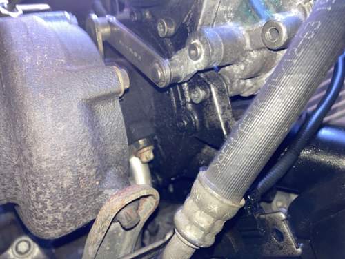 Ölansammlung auf vorderem Teil des Turbo