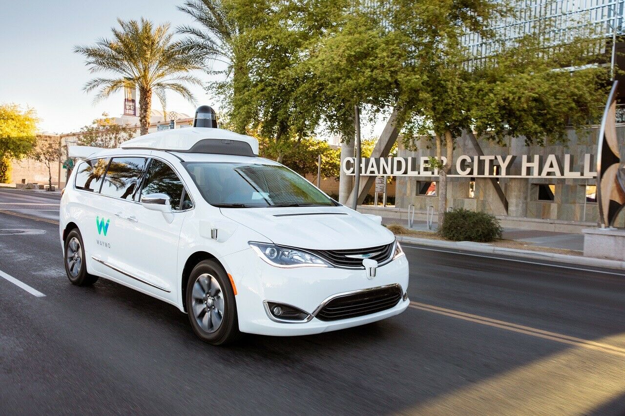 Ein von Waymo umgebauter Minivan unterwegs in der US-Stadt Chandler