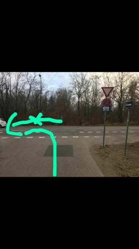 Also ich war auf der Vorrangstrasse es war recht zaeher Verkehr und er ist da einfach hoechstwahrscheinlich mit Vollgas rausgefahren ohne zu schauen ob jemand von der anderen Seite kommt..jpg