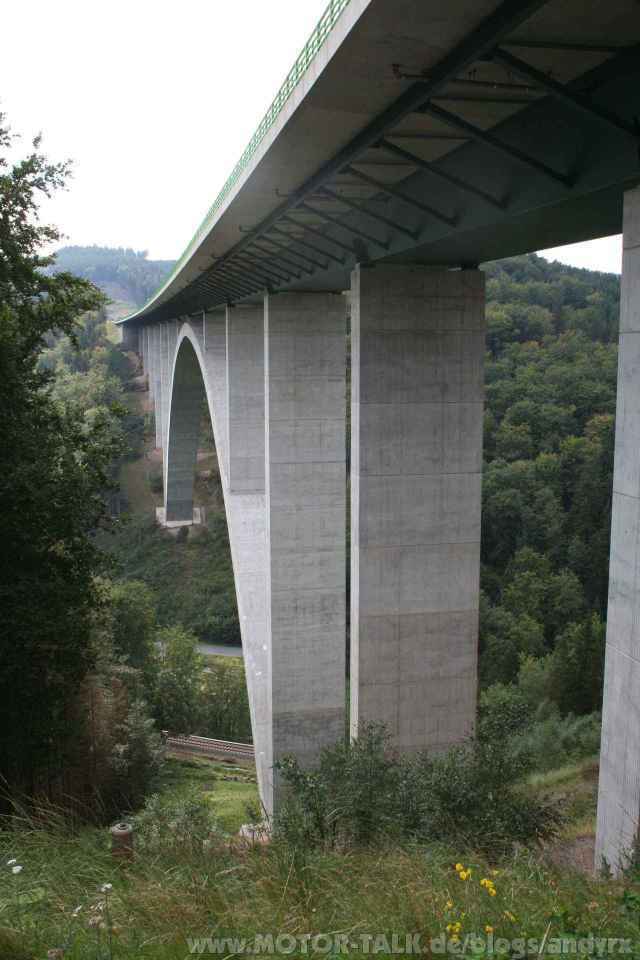 Unfall unverletzt überlebt und dann von Brücke gefallen...