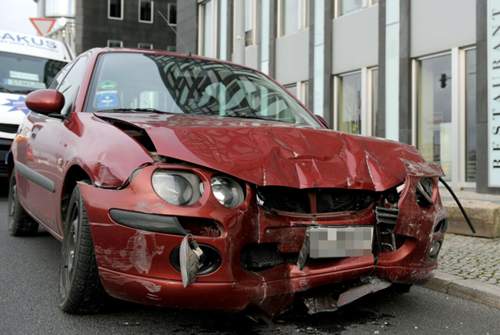 Ist der Unfallwagen in einem nicht verkehrssicheren Zustand, kann das Auto auch zu einer Verwahrungsstelle geschleppt werden. Dann enstehen zusätzliche Kosten
