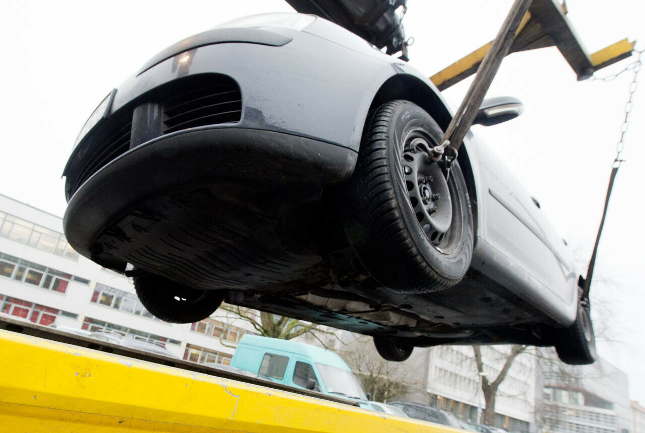 Versäumen Halter eines Unfallautos das Abschleppen, können hohe Kosten auf sie zukommen