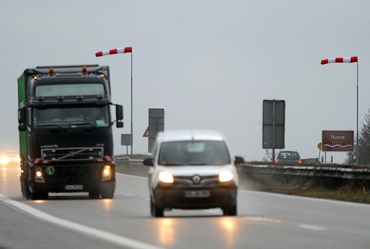Steife Brise: Ab Windstärke 5 besteht erhöhte Kippgefahr für 12-Tonner, 40-Tonner hingegen sind beladen kaum durch Wind zu beeindrucken