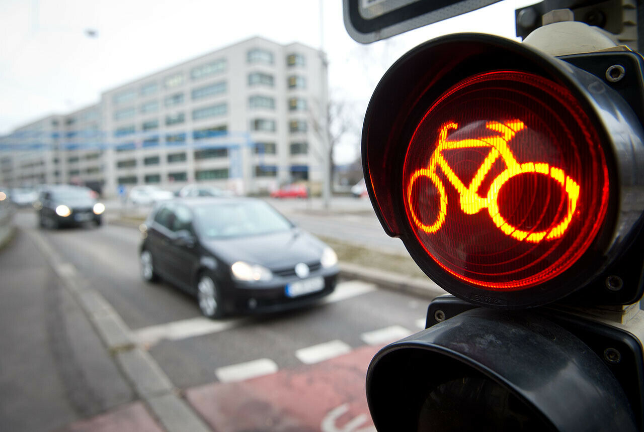 Im Jahr 2015 starben 72 Radfahrer bei Verkehrsunfällen mit Lkw. Ein Drittel kam laut UDV bei einem Abbiegeunfall ums Leben