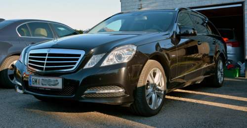 Benz, der "arme" A6 im Hintergrund