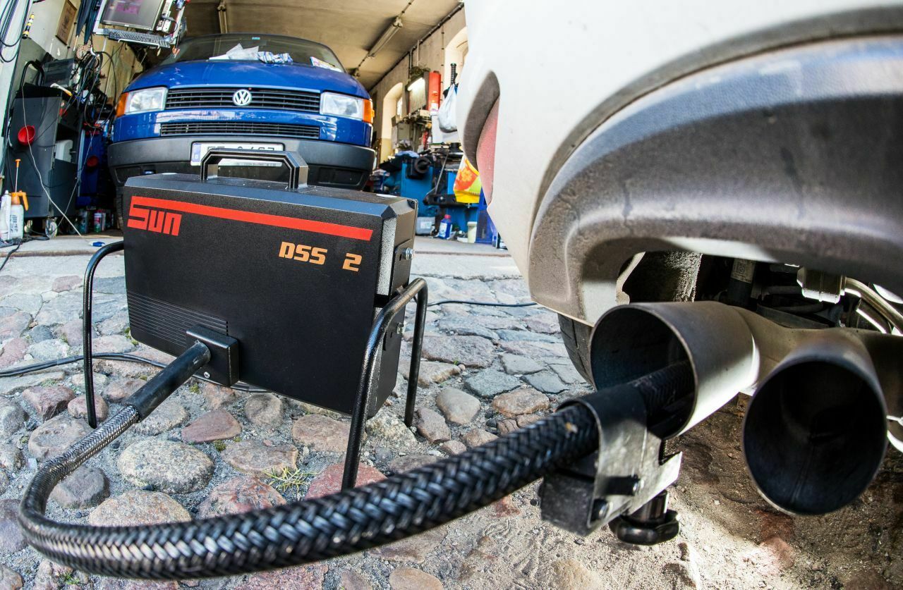 Abgasuntersuchung bei einem VW Golf 2.0 TDI