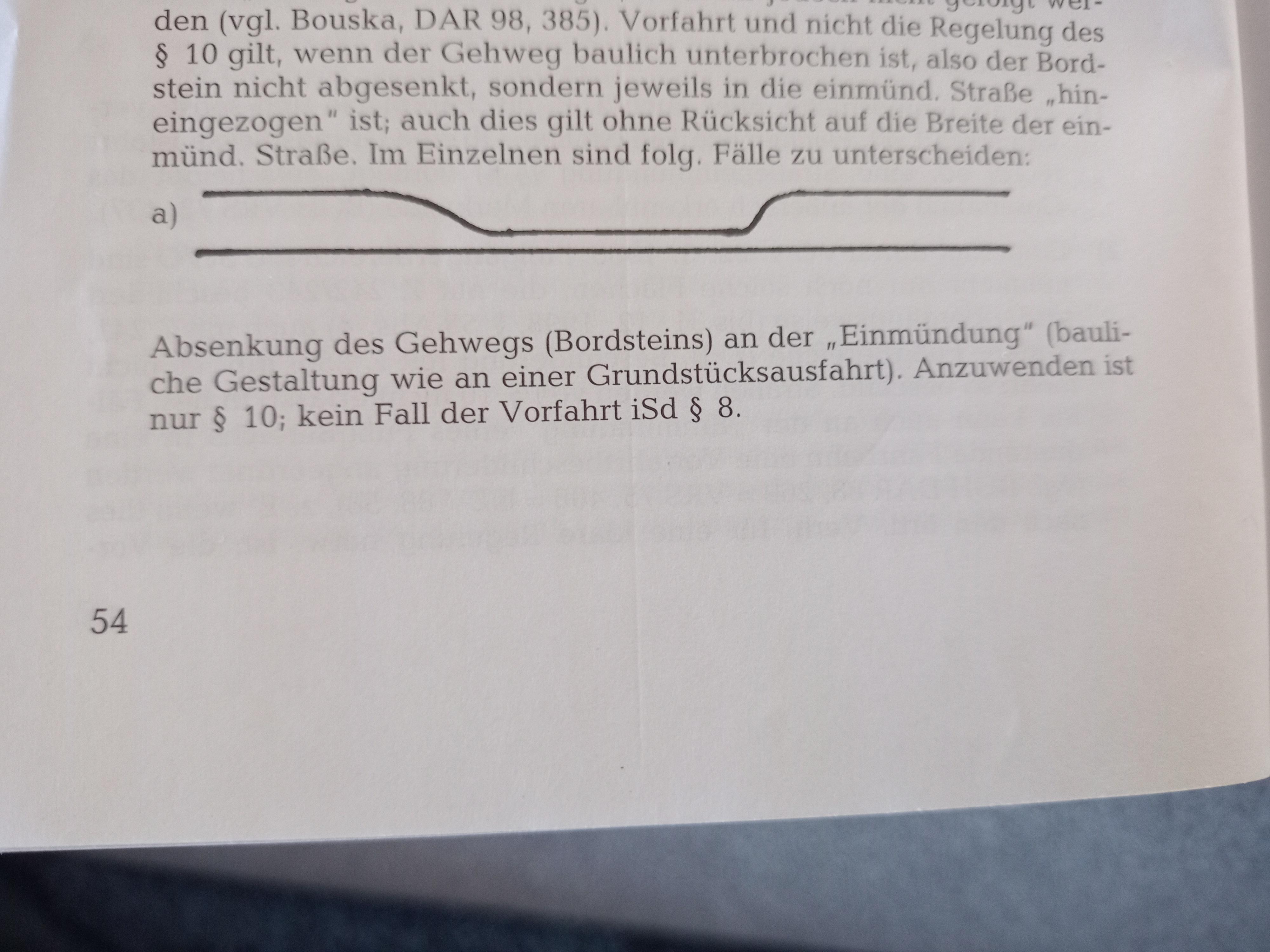 Unklare Vorfahrtssituation mit abgesenktem Bordstein