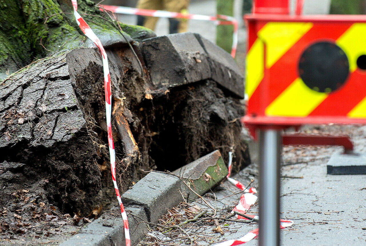 Auch für Fußgänger und Radfahrer wurden die Geh- und Radwege zur Gefahr - in NRW wurden Schüler zum Teil mitten im Sturm nach Hause geschickt