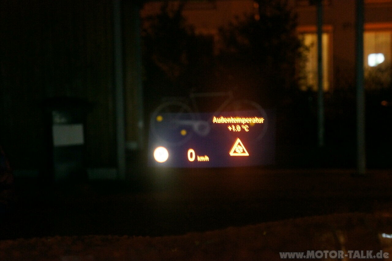 Unscharfe Anzeige des Head up Display in der Frontscheibe