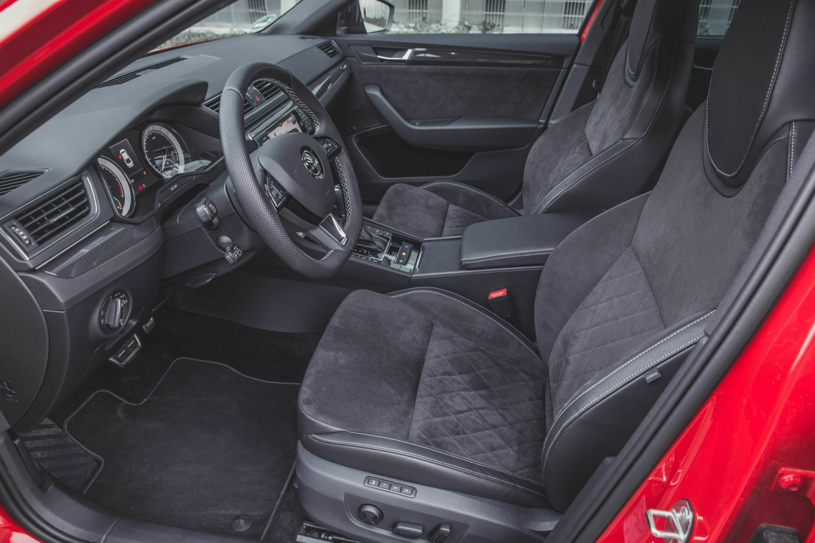 Bequeme Sportsitze mit Leder-Alcantara-Bezug