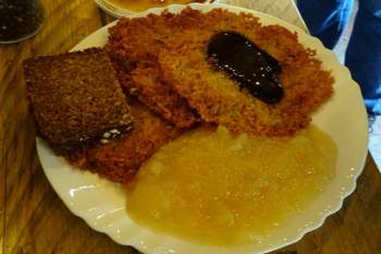 Reibekuchen-bauer-mit-apfelmus-ruebenkraut-schwarzbrot