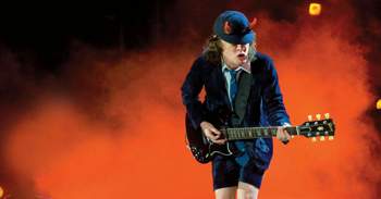 Angus-young-portraet-sony-1200x630