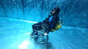 683219-bigpicture-235925-aioe-weltrekordversuchmit-rollstuhl-unter-wasser-00-00-42