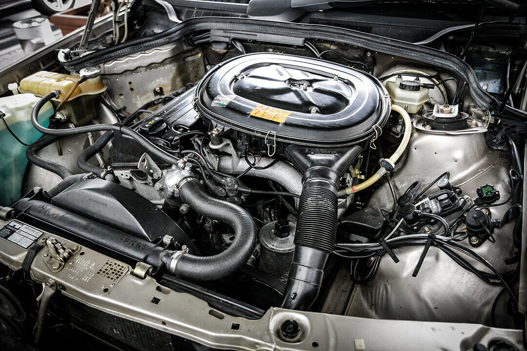 Die Zweiliter-Maschine mit 118 PS, standesgemäß mit einer dicken Dämmatte gezähmt