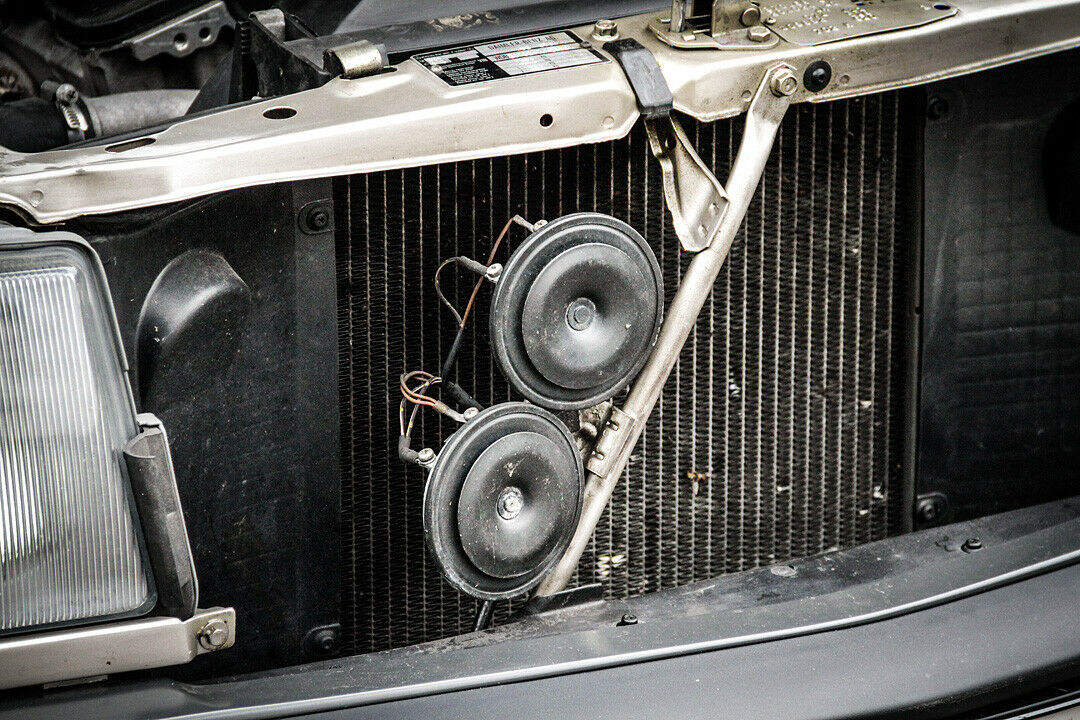 Mercedes 190 E: Blick unter den Kühlergrill
