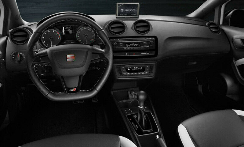 Eher schlicht als sportlich. Cockpit des Ibiza Cupra.