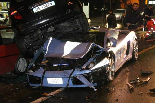 Ein italienischer Polizei-Lambo nahm bei einem Ausweichmanöver eine A-Klasse auf die Hörner