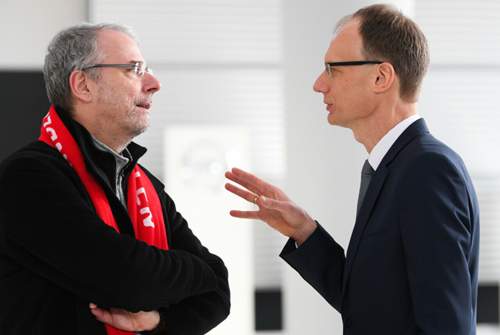 Wolfgang Schäfer-Klug (r.) ist seit 2012 Betriebsratsvorsitzender bei Opel