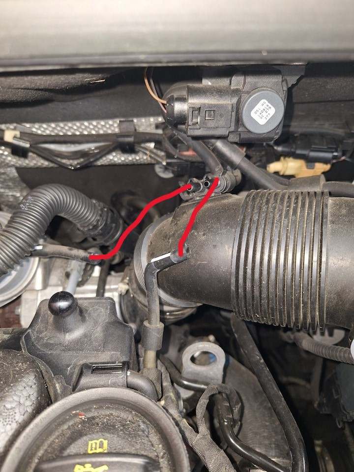 Unter der Motorhaube. Was kann das denn sein?