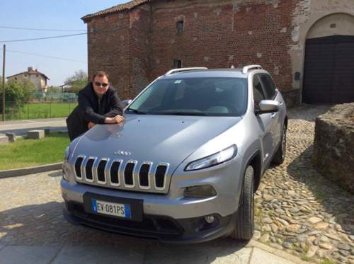 MT-Redakteur Björn findet: Der Cherokee kommt in der Qualitätsanmutung nicht ganz an das Niveau des Grand Cherokee heran. Der Langstreckenkomfort ist aber prima, und fürs Gelände bietet er mehr als die meisten Konkurrenten