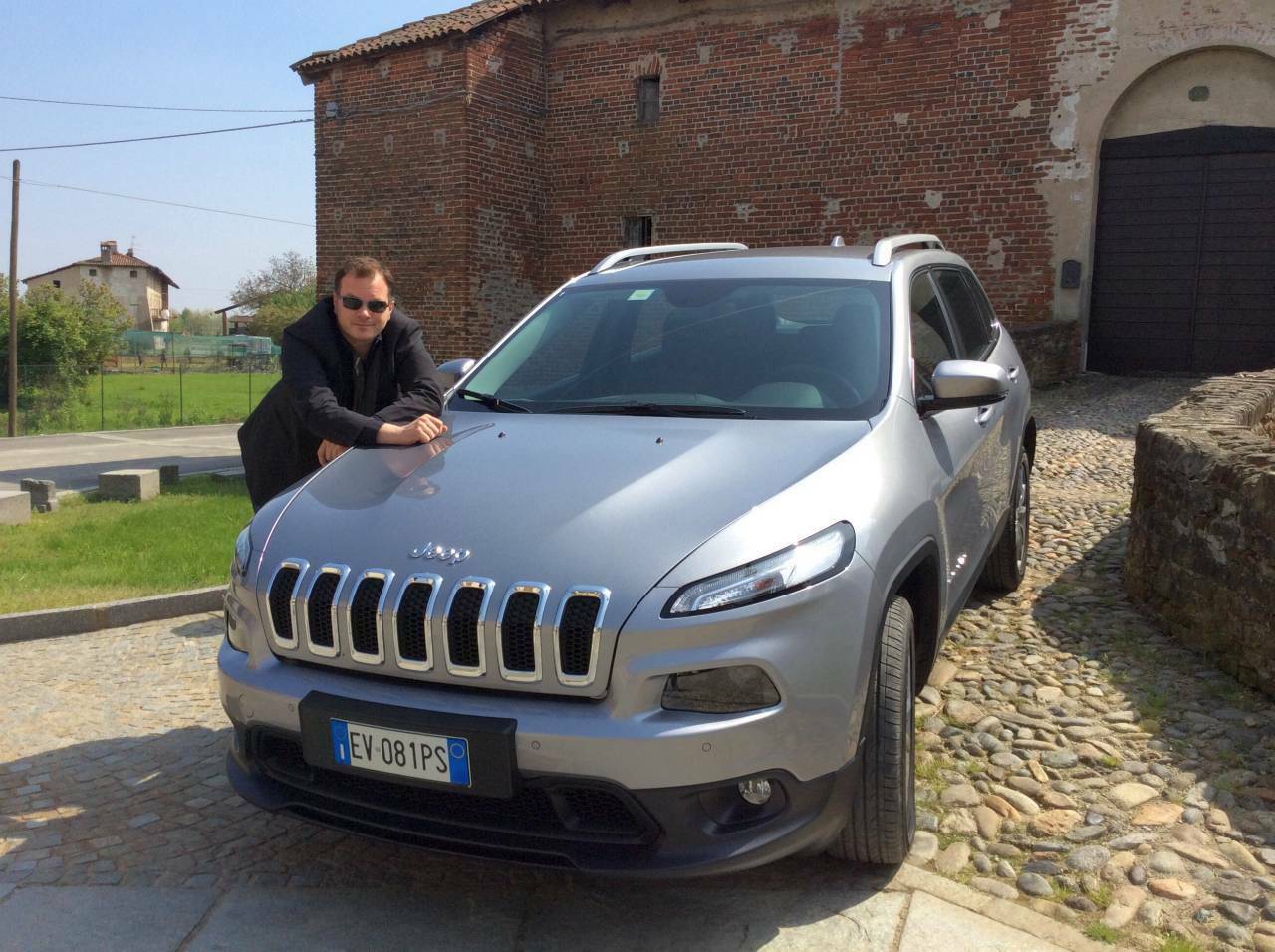 MT-Redakteur Björn findet: Der Cherokee kommt in der Qualitätsanmutung nicht ganz an das Niveau des Grand Cherokee heran. Der Langstreckenkomfort ist aber prima, und fürs Gelände bietet er mehr als die meisten Konkurrenten