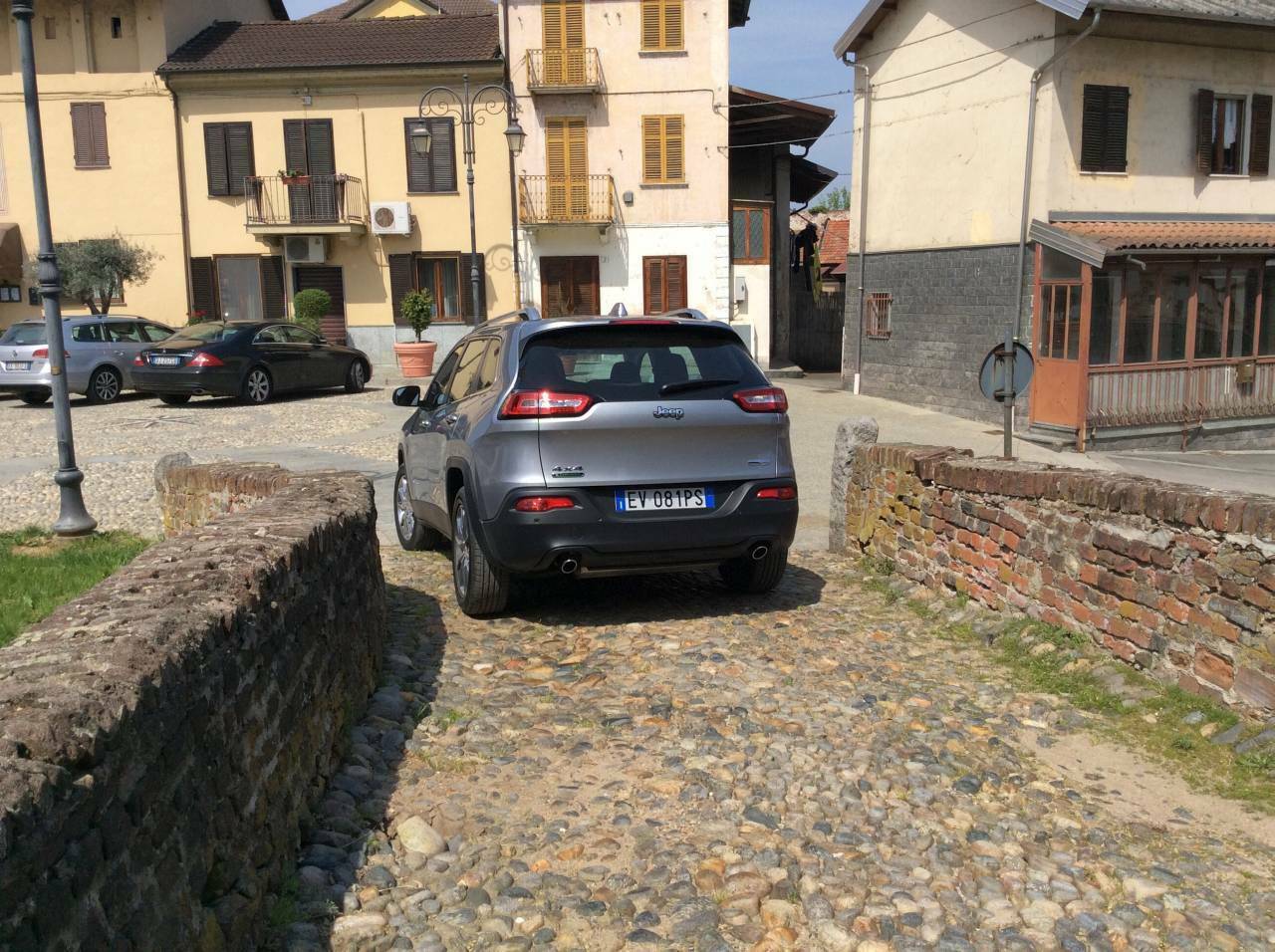 Jeep Cherokee Limited: Rund um das Fiat-Testgelände in Balocco sind Jeeps inzwischen ein vertrauter Anblick für die Nachbarn