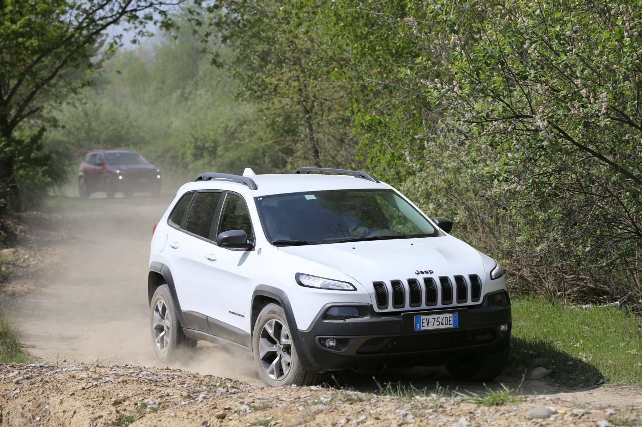 Auf dem Fiat-Testgelände in Balocco wirbelt der neue Cherokee Staub auf. Gelingt ihm dies auch in der mittleren SUV-Klasse?