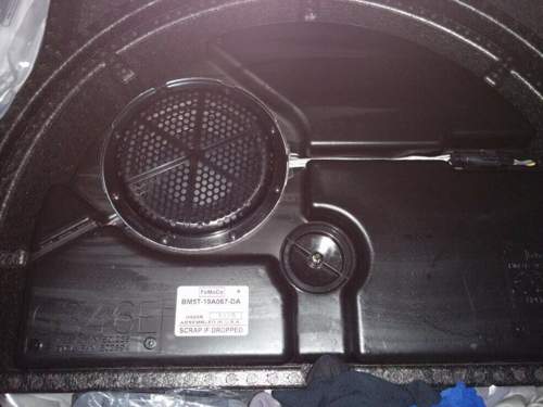 Ford-focus-iii-subwoofer-halbrund-bild-2
