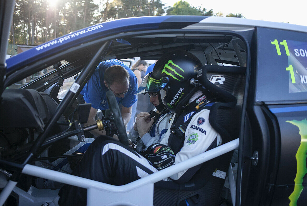 Im Rallycross-Taxi saß ein nur 1,6 Liter kleiner Benziner mit 580 PS und 700 Newtonmetern Drehmoment