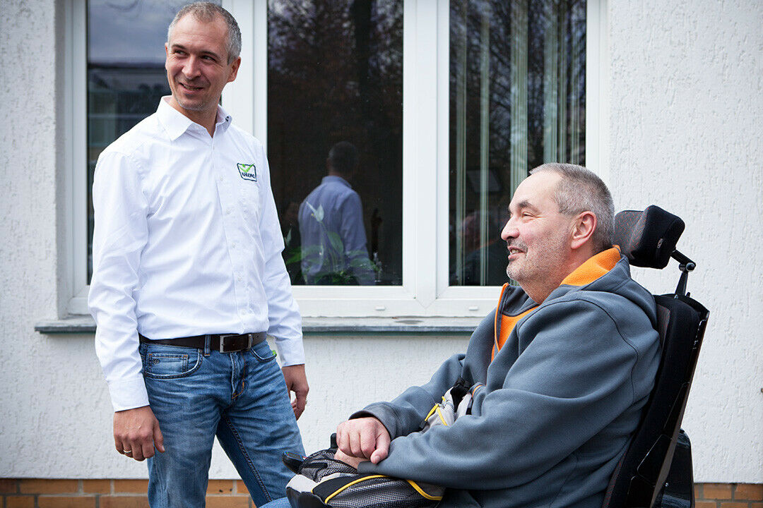 Derk Hille mit seinem Verkaufsberater Erik Burdack