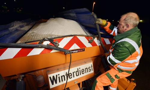 Das Salz ist mit einer Natriumchloridlösung versetzt. Sonst würden die Autos es zu schnell abtragen.