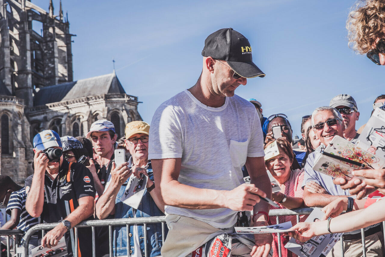Der ehemalige französische Nationaltorhüter Fabien Barthez gibt gut gelaunt Autogramme. Er startet in der LMP2-Klasse