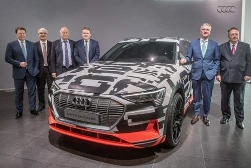 Bram Schot steht hier links am Audi e-Tron Prototyp zusammen mit Wendelin Göbel (Personal und Organisation), Peter Kössler (Produktion und Logistik), Bernd Martens (Beschaffung), Rupert Stadler (Audi-Chef) und Alexander Seitz (Finanz, IT)