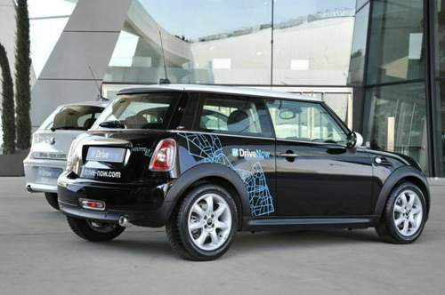 Mini, aber nicht klein: Das Parkplatz-Duell gewinnt Car2Go mit dem Smart