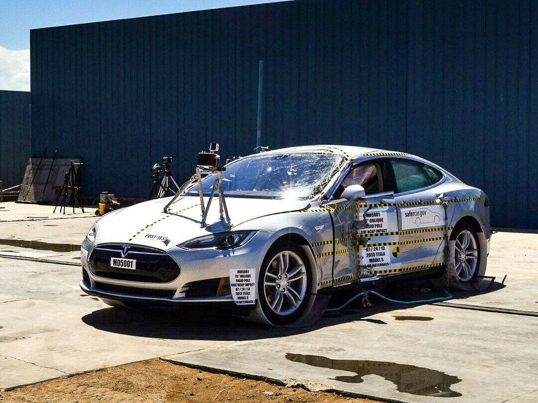 Das Model S nach dem Seitencrashtest. Es könnte schlimmer sein