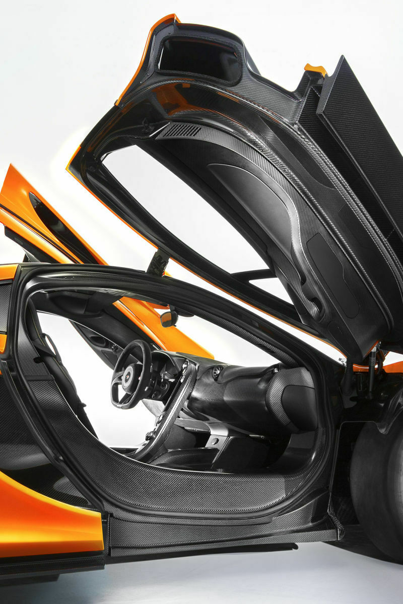 Mit weit geöffneten Schmetterlings-Türen: Im McLaren P1 ist nur das Nötigste verkleidet.