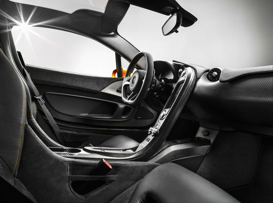 McLaren P1 Innenraum: Alcantara und unlackiertes Karbon.