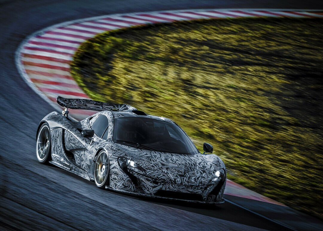Ein McLaren P1 Erlkönig auf der Rennstrecke: 916 PS treiben den Supersportler an.