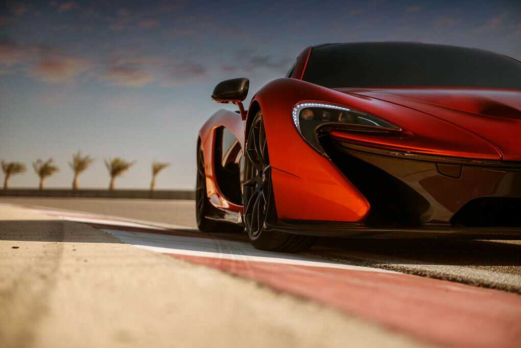 McLaren P1 auf der Rennstrecke  in Bahrain.