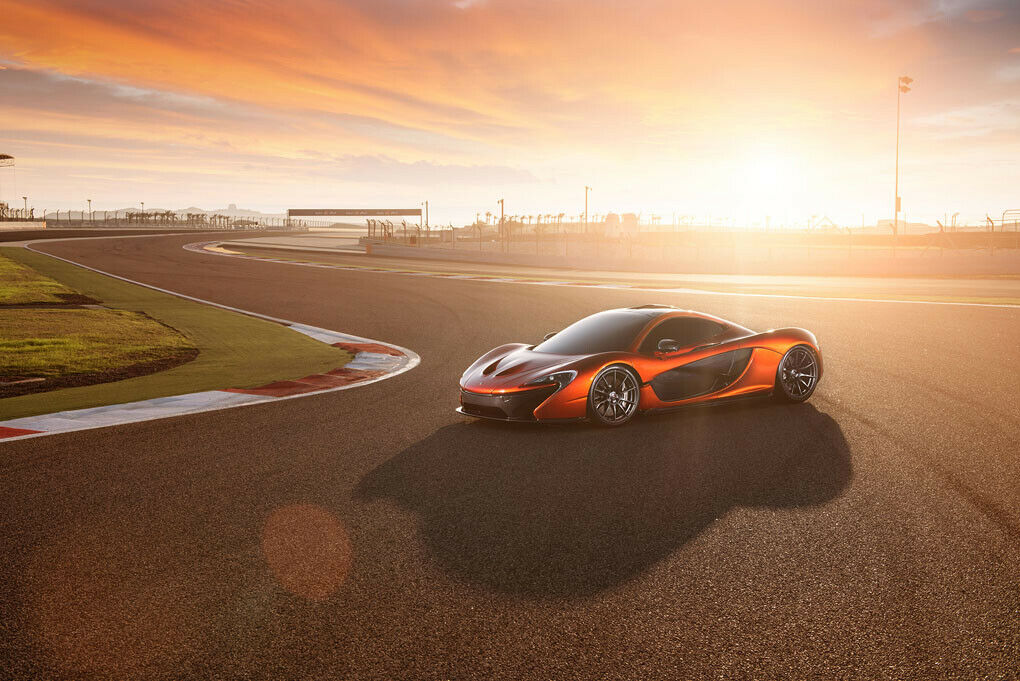 McLaren P1 auf der Rennstrecke  in Bahrain.