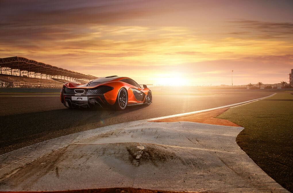 McLaren P1 auf der Rennstrecke  in Bahrain.