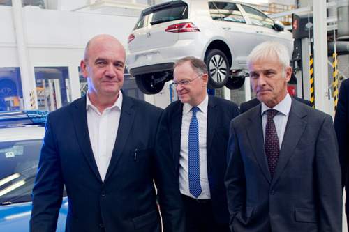 Konzernchef Matthias Müller (r.) wurde am Freitagabend von Betriebsratschef Bernd Osterloh (l.) scharf kritisiert