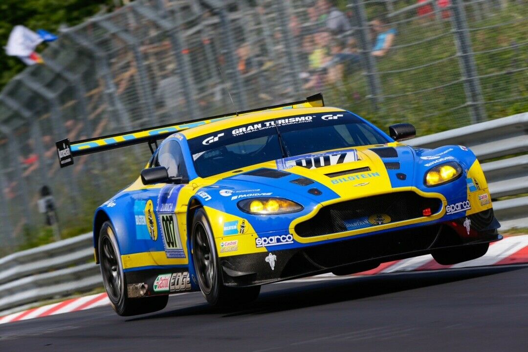 Der Aston Martin mit der Startnummer 007 hebt ab