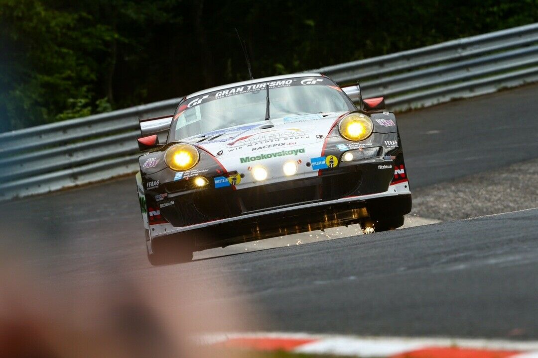 Porsche im Anflug: Der Elfer fliegt aus dem Karussell
