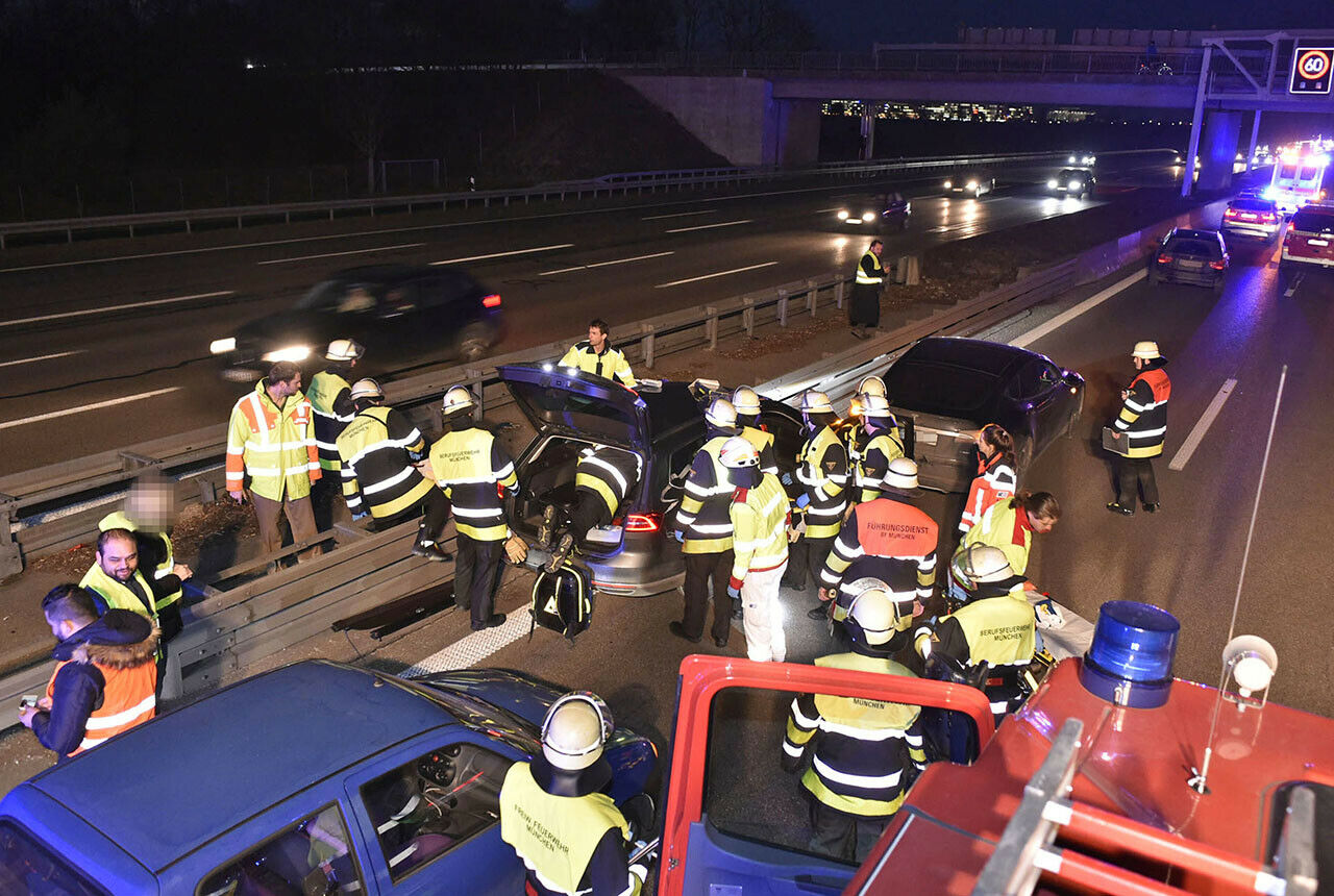 Auf der A9 nachdem der Teslafahrer den außer Kontrolle geratenen Wagen gestoppt hat