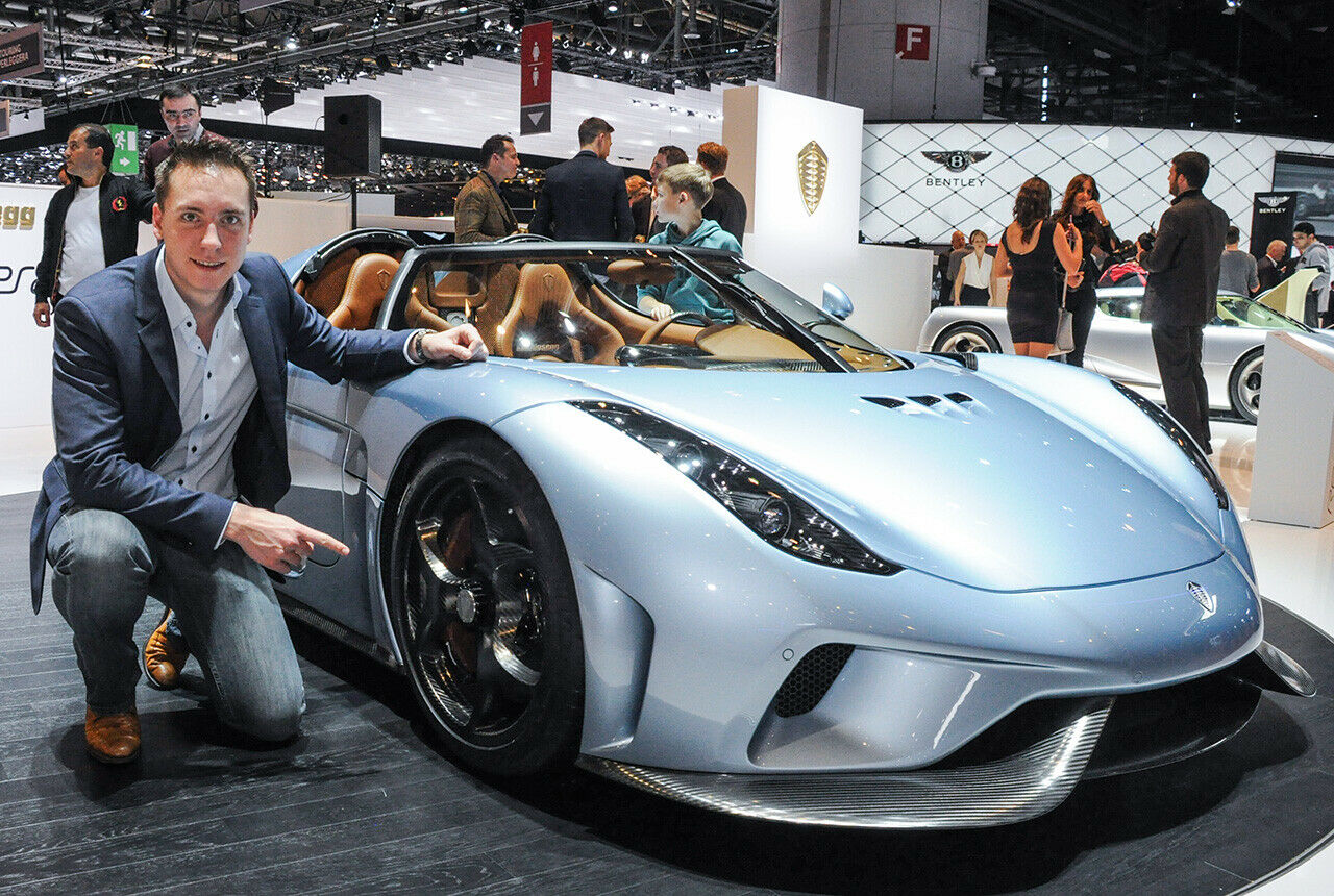 MOTOR-TALK Redakteur Constantin Bergander neben dem Koenigsegg Regera
