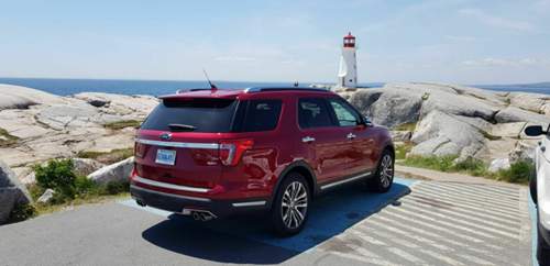 Ford Explorer Platinum vor Peggy's Cove.jpg